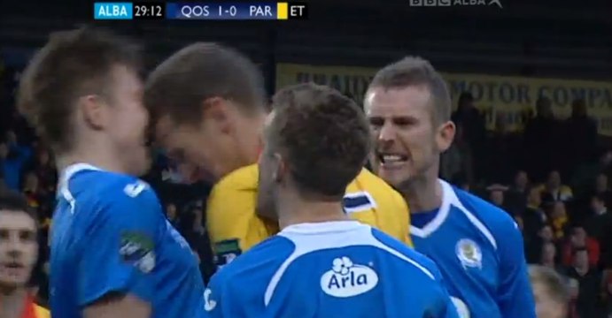 Il rate un penalty et donne un coup de tête de rage à son adversaire