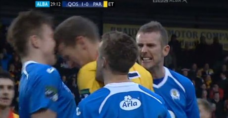 Il rate un penalty et donne un coup de tête de rage à son adversaire