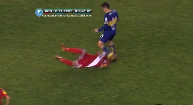 Le tacle de la tête incroyable de Gaspar Iniguez qui perd trois dents