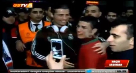 Quand Cristiano Ronaldo rencontre son sosie turc à Istanbul