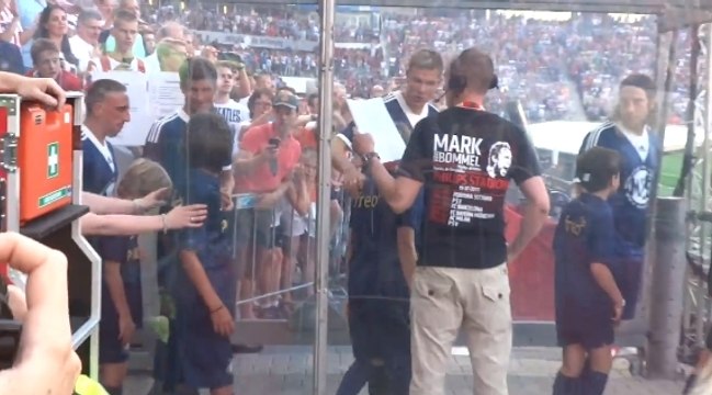 Insolite: Franck Ribéry demande un enfant plus petit pour entrer sur le terrain