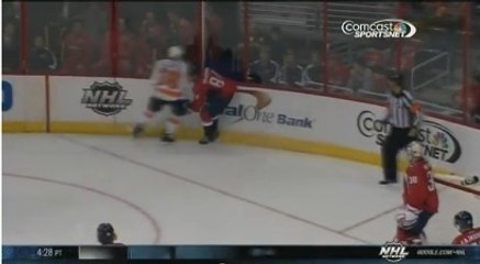 Un joueur de hockey sur glace blesse un adversaire d'un méchant coup