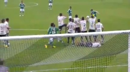 Insolite : Un joueur s'allonge derrière un mur pour contrer un coup-franc