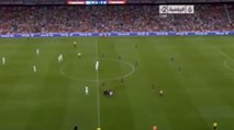 Insolite : Un fan tente d'attraper Neymar lors du match entre le FC Barcelone et Santos