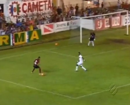 John Lennon marque un superbe but à la Ronaldinho