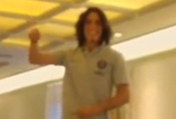PSG : Edinson Cavani bizuté chante la "Bamba"