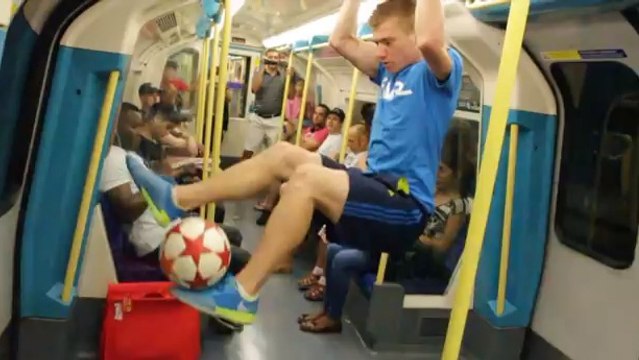 Insolite : Il jongle dans toutes les positions, même dans le métro