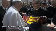 Le Pape François reçoit un maillot de Lionel Messi en cadeau