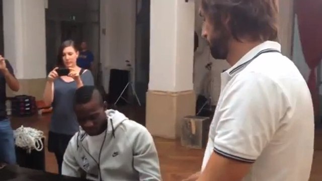 Insolite : Mario Balotelli joue au piano l'hymne italien