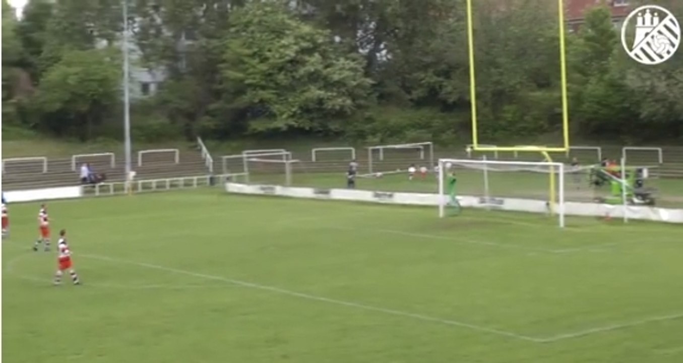 Football: Il marque un but grâce... aux poteaux de football américain !