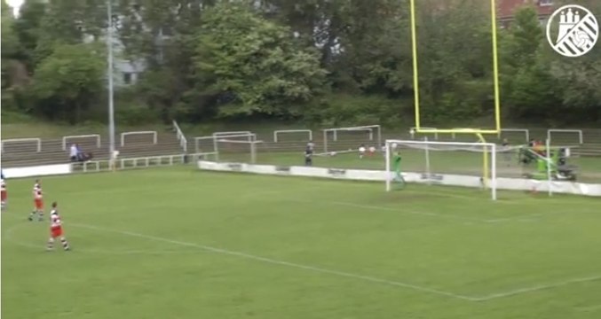 Football: Il marque un but grâce... aux poteaux de football américain !