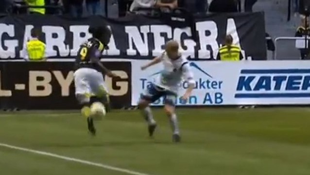 Les dribbles incroyables du Ronaldinho ougandais en Suède