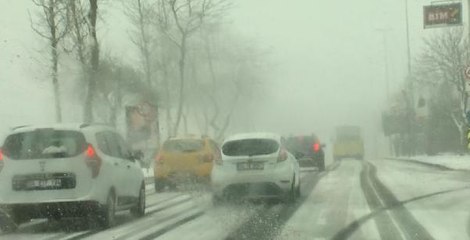 BEŞİKTAŞ'TA KAR BASTIRDI, SÜRÜCÜLER ZOR ANLAR YAŞADI