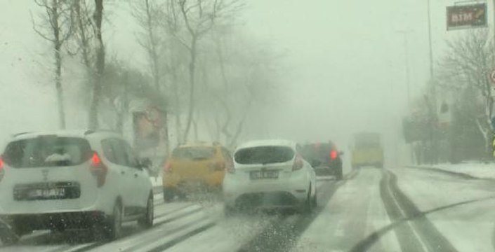 BEŞİKTAŞ'TA KAR BASTIRDI, SÜRÜCÜLER ZOR ANLAR YAŞADI