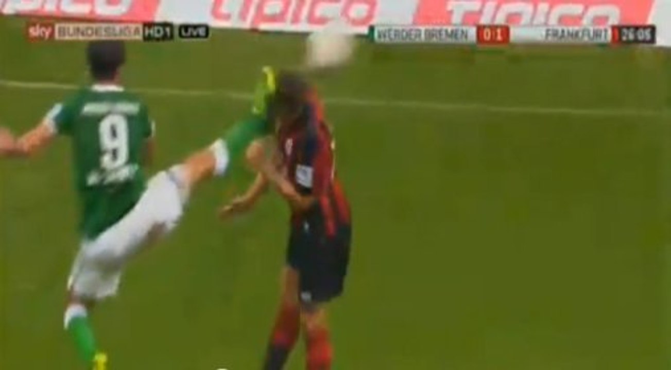 Insolite : la prise de Kung-fu dangereuse d'un joueur du Werder Brême