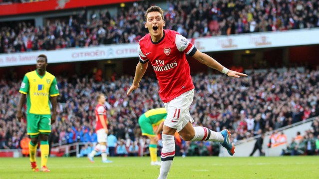 Insolite : Mesut Özil réalise une série de jongles avec un chewing-gum avant Arsenal - Norwich