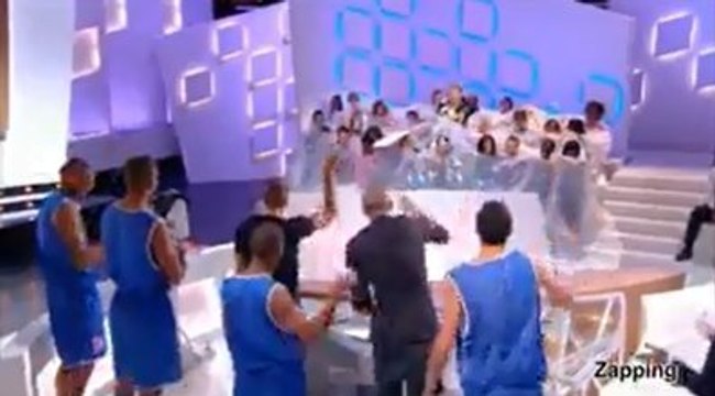 Insolite : Tony Parker lance des yaourts sur Antoine de Caunes dans le Grand Journal