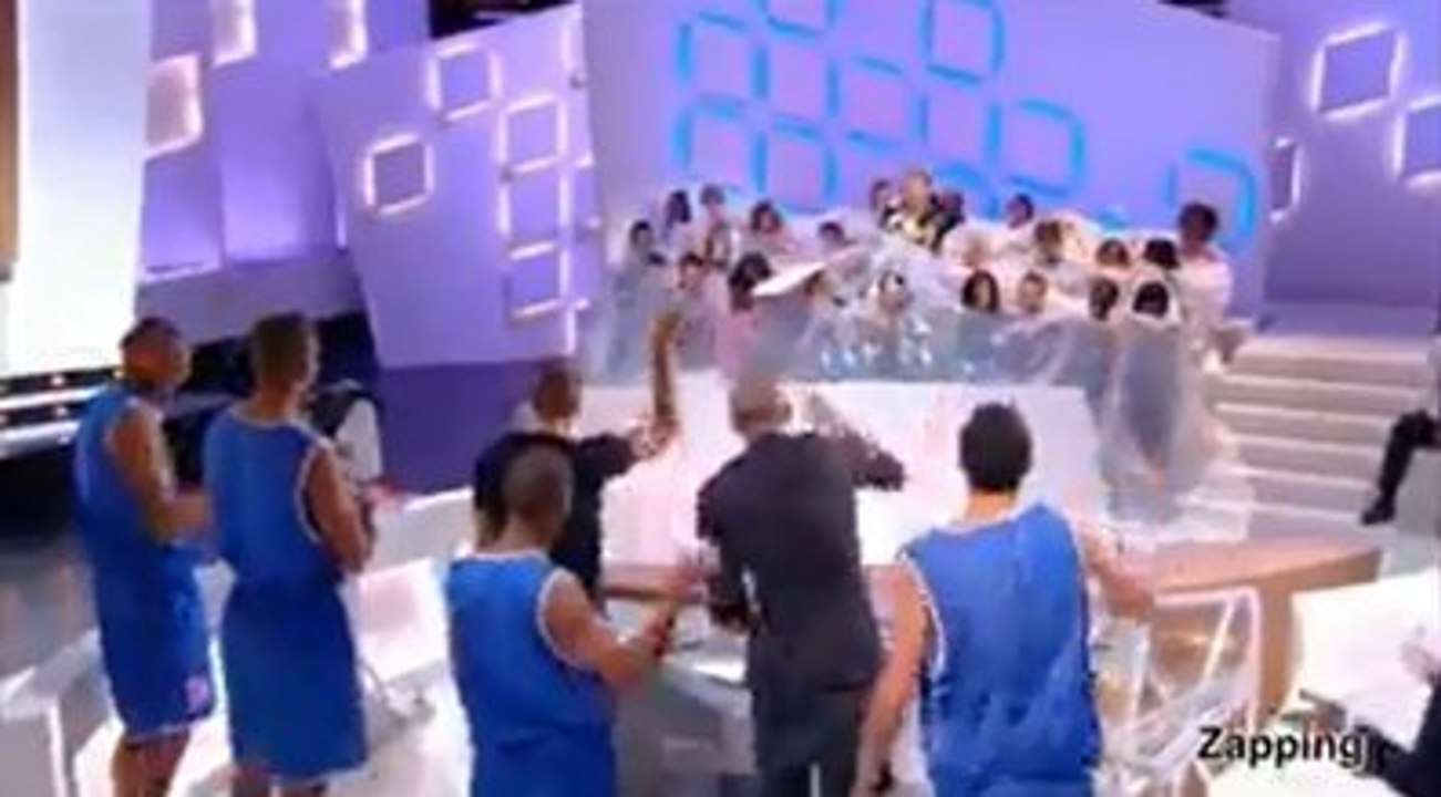 Insolite : Tony Parker lance des yaourts sur Antoine de Caunes dans le Grand Journal