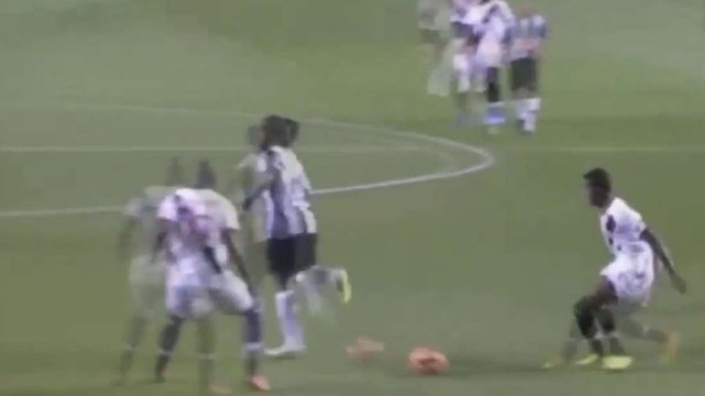 La passe décisive de Ronaldinho sur une talonnade splendide avec l'Atletico Mineiro