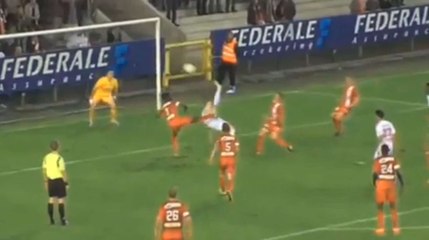 Glenn van der Linden marque d'un retourné superbe après avoir manqué son pénalty