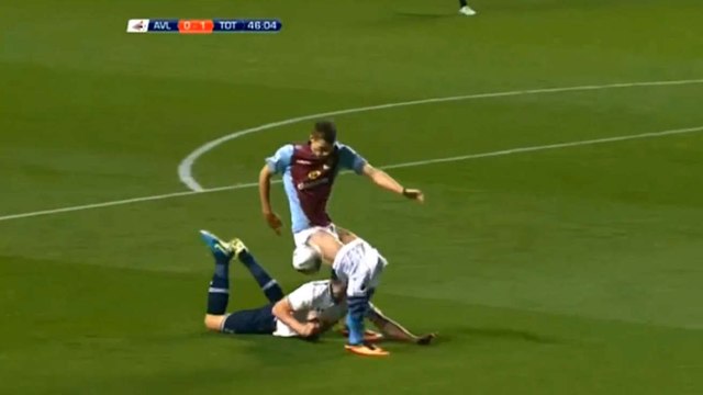 Jan Vertonghen baisse le short de Nicklas Helenius pour l'empêcher de marquer