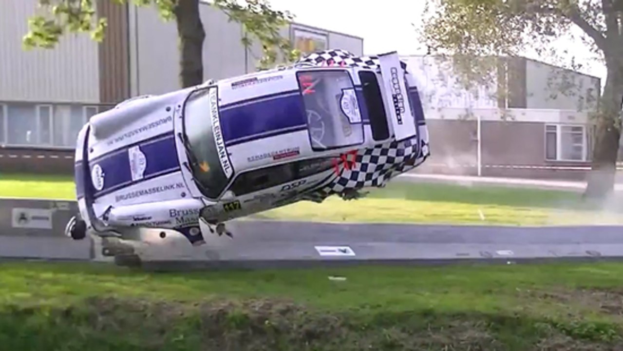 L'accident impressionnant de Harry Kleinjan à bord d'une Porsche lors du rallye de Hellendoorn