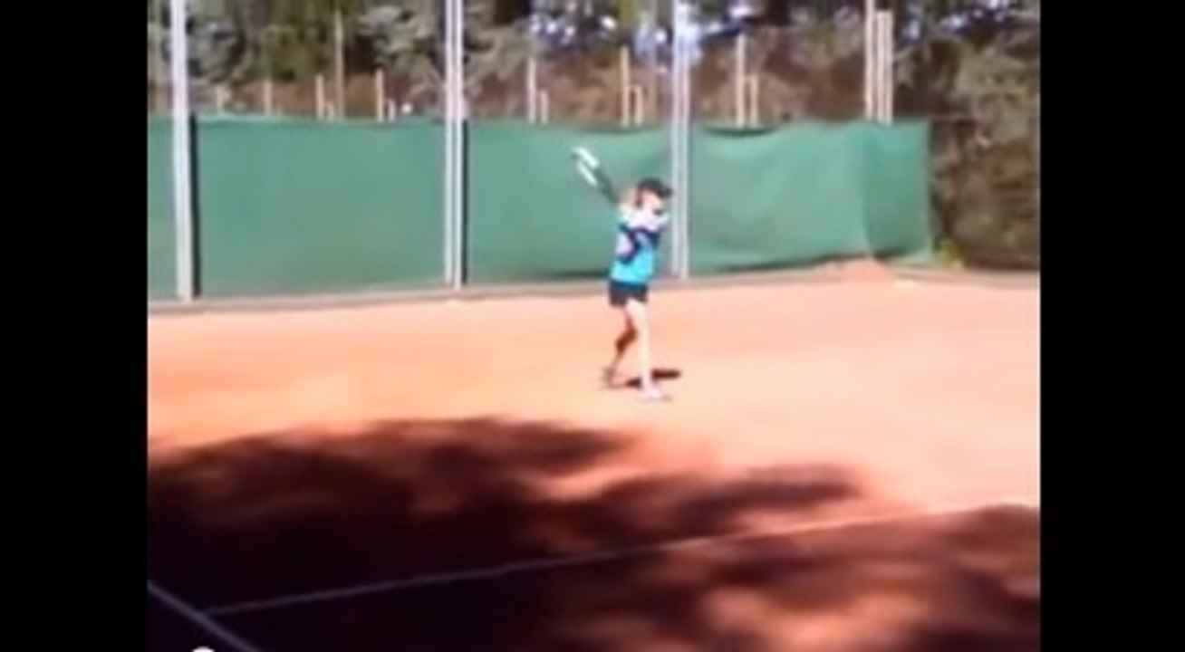 Insolite : Shakira se met au tennis pour préparer Wimbledon