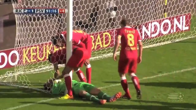 Insolite : Przemyslaw Tyton tombe K.O après un arrêt pour le PSV Eindhoven