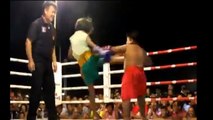 Insolite : Une petite fille humilie un petit garçon lors d'un match de boxe Thaï