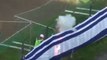 Un fan met le feu au drapeau des supporters adverses en Pologne