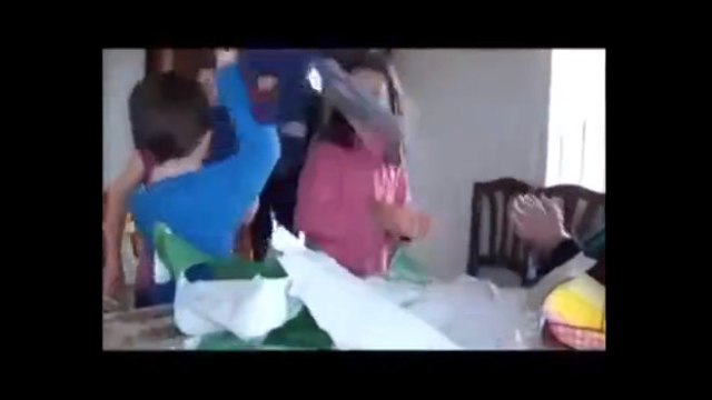 Insolite : Un petit garçon très déçu de recevoir un maillot du FC Barcelone à son anniversaire