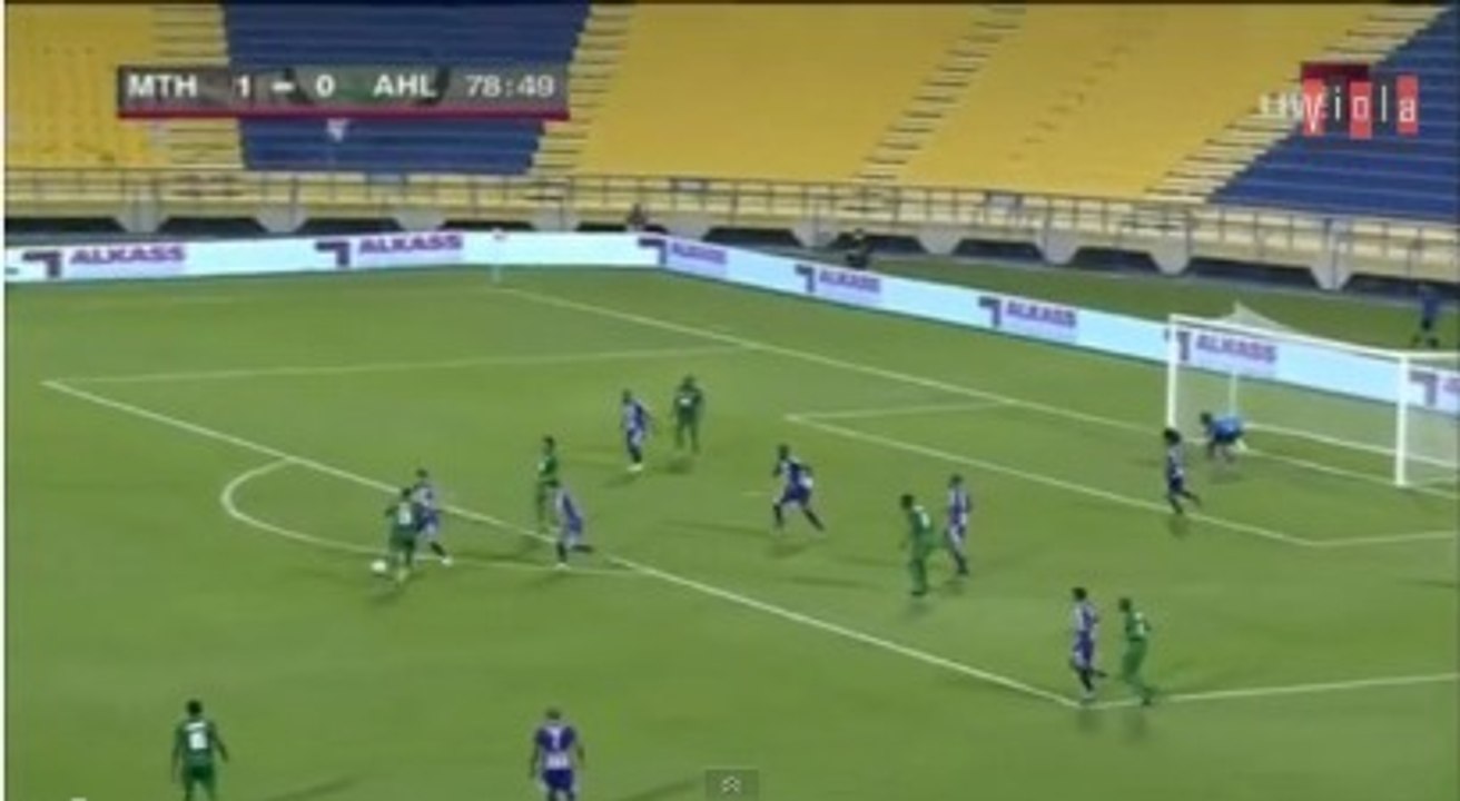 L'horrible blessure d'un joueur au Qatar qui se casse la jambe