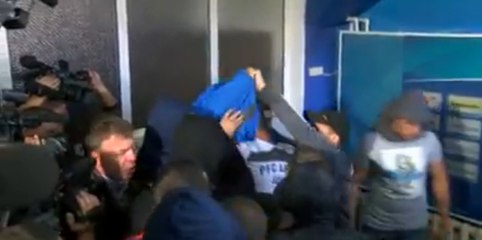 Download Video: Le nouvel entraîneur du Levski Sofia violenté par des hooligans lors de sa présentation