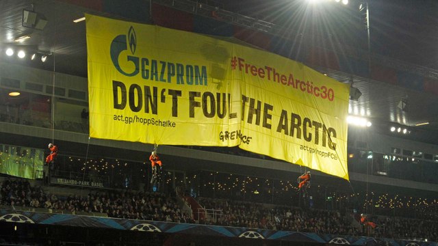 Greenpeace interrompt le match FC Bâle- Schalke en Ligue des champions