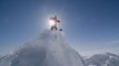Gigi Rüf risque sa vie en snowboard freeride sur une montagne hallucinante