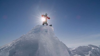 Gigi Rüf risque sa vie en snowboard freeride sur une montagne hallucinante