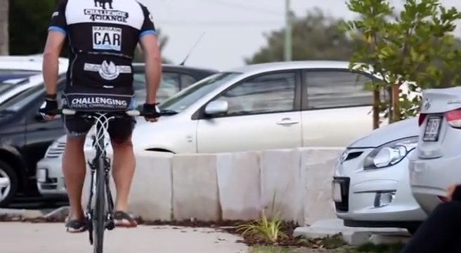 Insolite : Il fait 337 kilomètres à vélo à l'envers pendant 24 heures et bat le record du monde