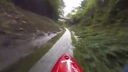 Ben Marr descend un impressionnant canal artificiel en kayak