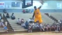 Insolite: Roscoe Johnson explose un panier de basket après un dunk magnifique