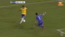 Neymar réalise un double coup du sombrero magnifique sur le gardien lors de Brésil - Chili