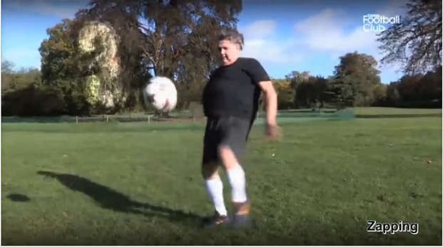 Affaire Evra : Pierre Ménès relève le défi de Patrice Evra et fait 10 jongles au Canal Football Club