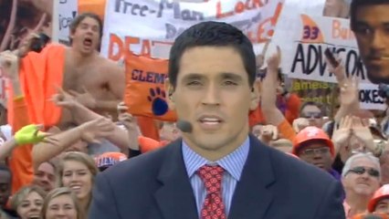 Ivre, un supporter de football fait le show torse nu derrière un journaliste