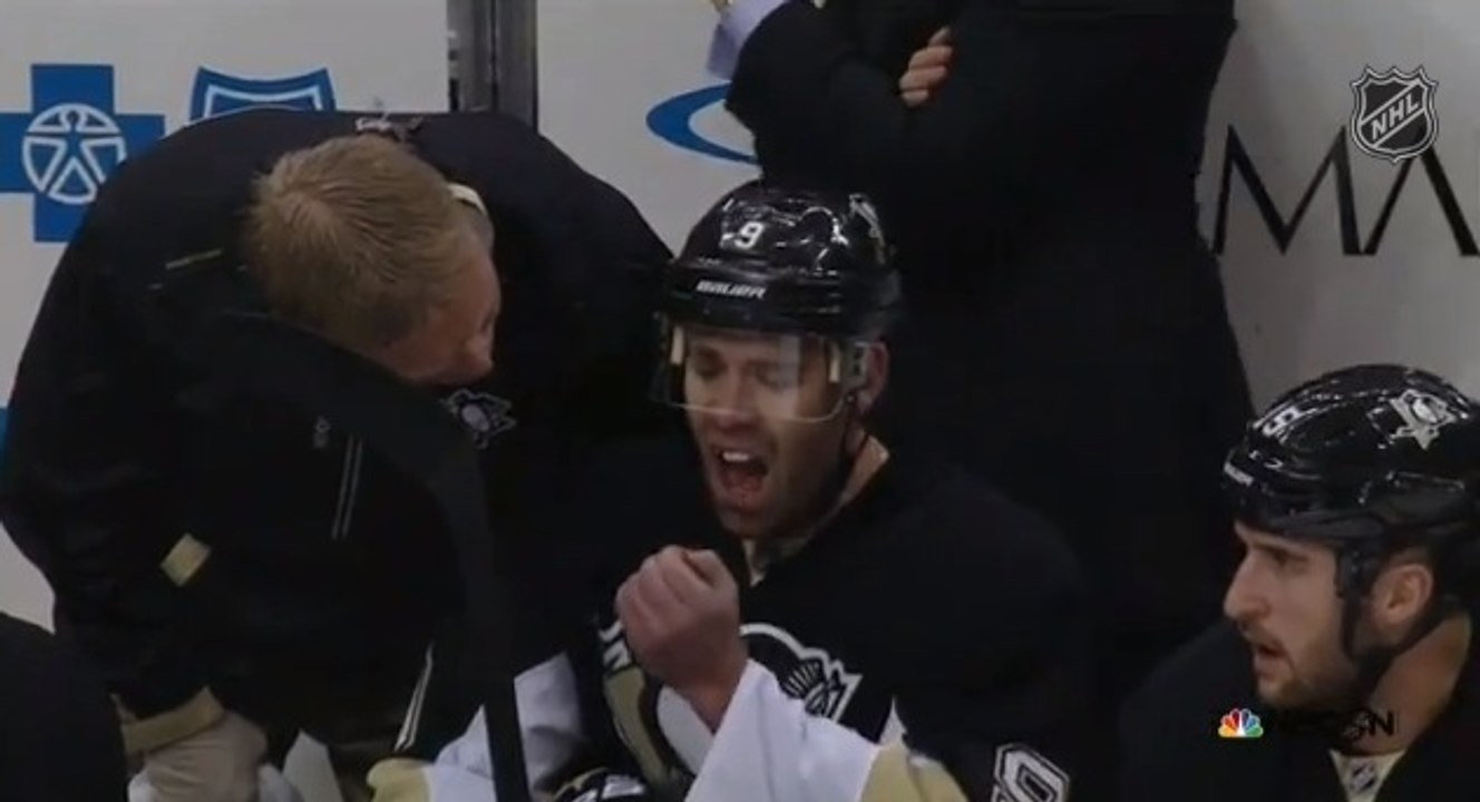 Insolite : Un joueur de hockey s'arrache deux dents en plein match