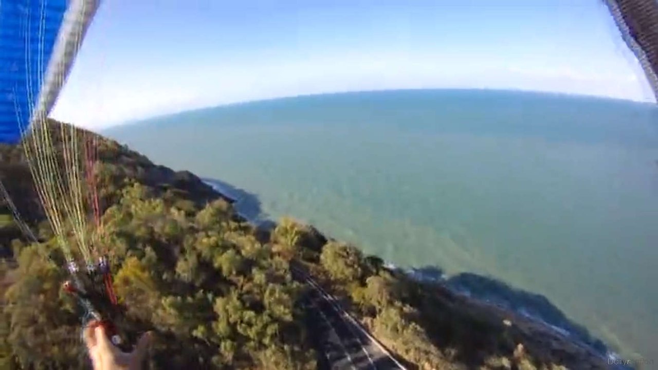 Le crash d'un parapente avec une camera embarquée