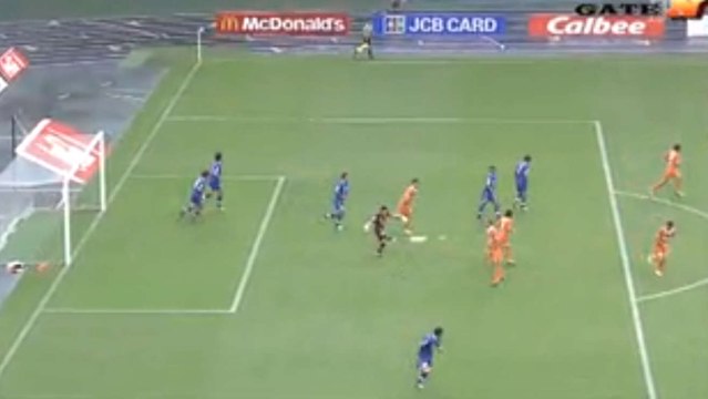 Insolite : Il marque un but du dos sur une boulette du gardien