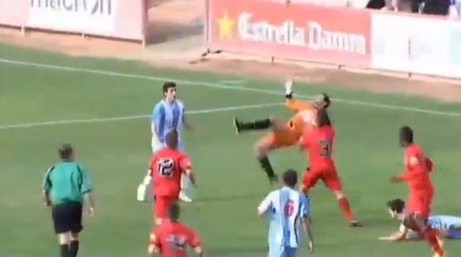 L'incroyable retourné acrobatique d'un gardien de but qui égalise à la toute fin d'un match