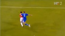 Le méchant tacle de Josip Simunic lors du match Serbie - Croatie