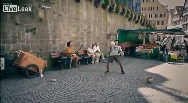 Les jongles extraordinaires d'un jeune à faire pâlir Pierre Ménès