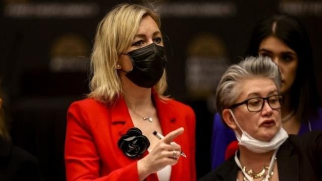 Antalya'da Rus Sözcü ile CNN muhabiri arasında Ukrayna gerginliği: Zaharova telefonundan görüntü gösterdi, muhabir kafasını çevirdi!