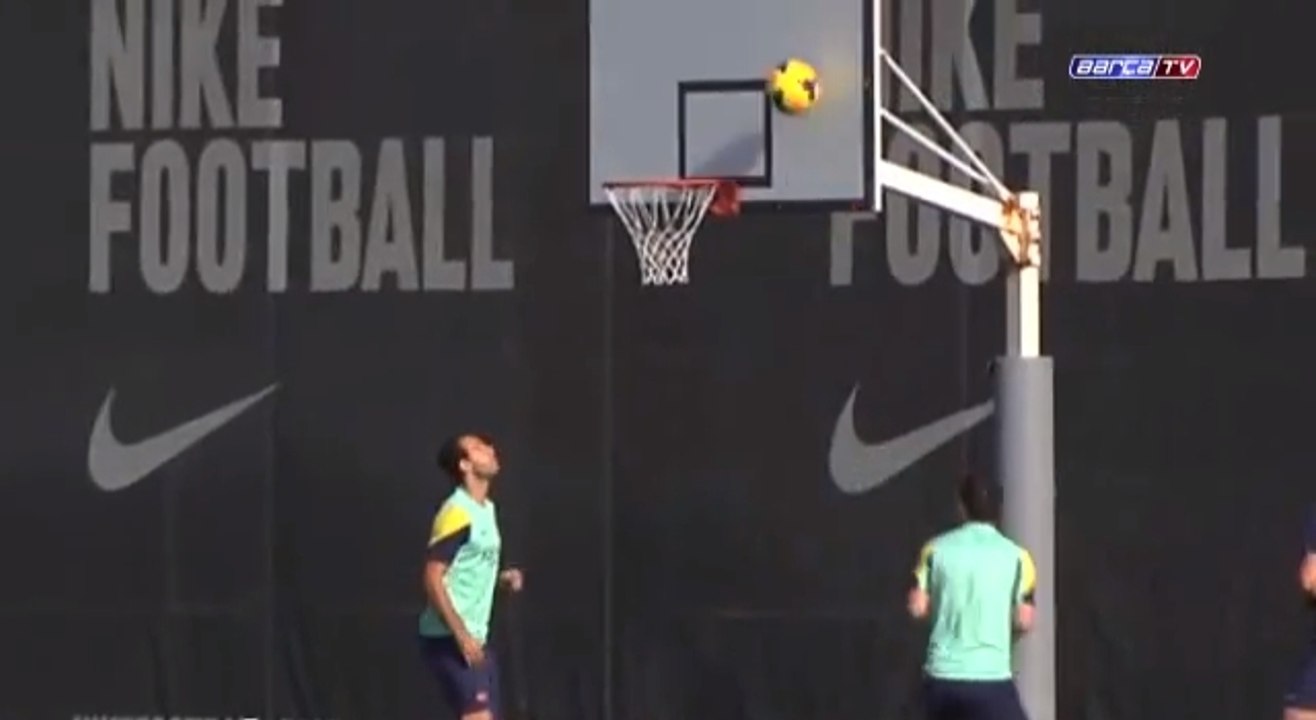 Lionel Messi joue au basket et marque un panier de la tête à l'entraînement du FC Barcelone